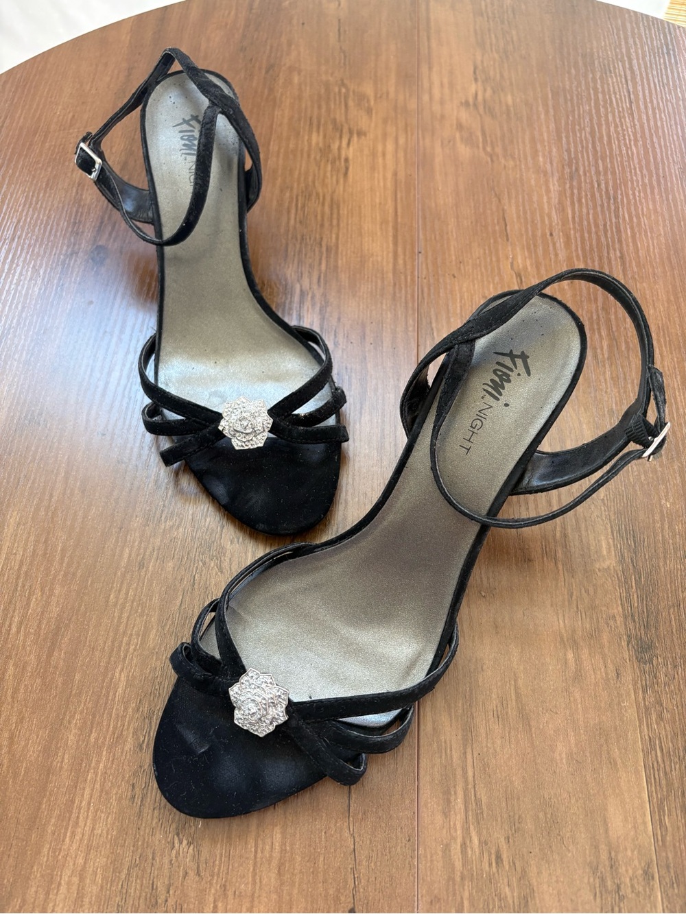 FIONI Clothing Black Strappy Heels with silverFlower Accent. Size 11. INV25/569